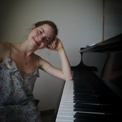 2020 Lise Piyano Sanat dalı mezunumuz Melis Ölçenler, Bilkent sonrası hayatını ve müzikal serüvenini bizimle paylaşıyor.
